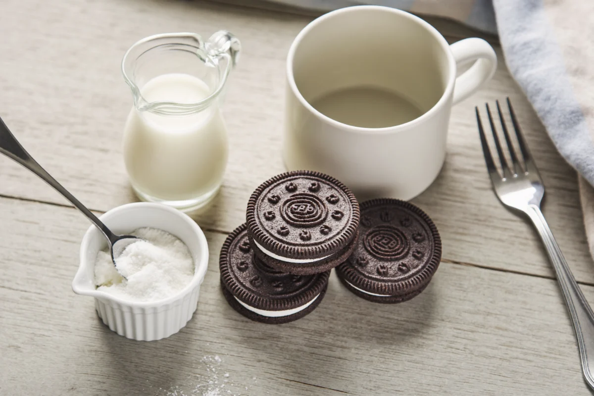 Oreo Mug Cake ingredients: Oreo cookies, milk and baking powder